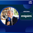 Villes moyennes, grandes opportunités - Les villes moyennes ont des projets à défendre et des investisseurs à convaincre. À l’occasion de la conférence de rentrée du MIPIM, organisée mardi 15 septembre à La Fondation, à Paris, Gil Avérous a plaidé pour une meilleure reconnaissance de leur potentiel économique, industriel et immobilier.
Le maire de Châteauroux et président de Villes de France voit dans l’édition 2027, prévue du 16 au 19 mars à Cannes, une occasion de renouveler le dialogue entre collectivités et professionnels de l’immobilier. Après les élections municipales de 2026, les élus pourront y présenter leurs ambitions et rencontrer les partenaires susceptibles de les accompagner.
Son objectif est de montrer que l’innovation et les opportunités d’investissement concernent aussi les territoires situés hors des grandes métropoles. Pour illustrer leur rôle dans la réindustrialisation, il cite un chiffre : en 2025, 45 % des projets industriels auraient concerné des communes de moins de 20 000 habitants. À ces implantations correspondent des besoins immobiliers, notamment pour accueillir les équipes mobilisées pendant les chantiers, puis les salariés.
À Châteauroux, Gil Avérous évoque l’intérêt de Google pour un projet de huit centres de données successifs, avec un chantier qui s’étendrait sur une quinzaine d’années. Il y voit une perspective structurante pour le territoire, susceptible de faire émerger des activités complémentaires et de nouveaux besoins de formation, notamment dans la construction et l’efficacité énergétique.
Interrogé sur les préoccupations environnementales associées aux data centers, l’élu met en avant l’évolution des procédés de refroidissement et les possibilités de récupération de chaleur pour alimenter d’autres bâtiments ou des activités maraîchères. Il défend un travail de pédagogie auprès des habitants pour expliquer les caractéristiques des projets et leurs retombées attendues.
Au MIPIM, Gil Avérous entend donc porter une conviction : les villes moyennes doivent prendre toute leur place dans les échanges avec les investisseurs. Avec des projets identifiés et une volonté politique affirmée, elles disposent, selon lui, d’arguments solides pour attirer de nouvelles activités.
Site internet :
www.villesdefrance.fr Villes moyennes, grandes opportunités