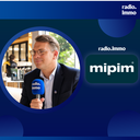 Transformer la ville ensemble - Transformer un ancien garage en un lieu qui participe à la vie d’un quartier : à La Fondation, la vision de Geoffroy Boulard prend une forme concrète. C’est dans cet immeuble du 40 rue Legendre, dans le 17e arrondissement de Paris, que le MIPIM a présenté sa transformation, mardi 15 septembre, à six mois de son édition 2027, organisée à Cannes du 16 au 19 mars.
Pour le maire, cette reconversion illustre l’intérêt de croiser les usages. Hôtel cinq étoiles, restaurants, bureaux et salle de sport ouverte sur le quartier composent désormais un ensemble qui conserve une trace de son histoire, notamment à travers l’ancienne rampe du garage. Une transformation qui, selon lui, renforce l’attractivité locale tout en préservant l’identité du lieu.
Cette approche guide également sa lecture des projets aux portes de Paris. Porte de Saint-Ouen, il souligne l’apport d’activités économiques et hôtelières dans un secteur très résidentiel. Sur l’avenue de la Grande-Armée, il défend une démarche réunissant investisseurs, propriétaires, commerçants et habitants pour construire une ambition commune. Aux pouvoirs publics, ensuite, d’accompagner cette mobilisation et de permettre sa traduction dans les aménagements.
La concertation occupe une place centrale dans cette méthode. Expliquer les projets, associer les habitants et inscrire chaque opération dans son environnement sont, à ses yeux, des conditions de réussite.
Même exigence concernant la ville intelligente : « Il faut que ce soit utile. » Aux Batignolles, Geoffroy Boulard évoque ainsi l’utilisation de données issues de capteurs pour guider les automobilistes vers les places de stationnement disponibles, avec l’objectif de limiter les déplacements inutiles et la congestion.
Le retour des élus au MIPIM doit prolonger cette dynamique. Pour le maire du 17e arrondissement, leur présence permet de présenter les besoins de leurs territoires, de rencontrer des partenaires et de faire avancer des projets de logements, d’activités économiques ou de revitalisation commerciale. L’attractivité se construit aussi dans cette capacité à travailler ensemble. Transformer la ville ensemble