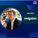 MIPIM 2027 se réinvente - Un salon davantage déployé dans Cannes, une présence française renforcée et de nouveaux formats de participation : le MIPIM prépare sa transformation. Mardi 15 septembre, à La Fondation, à Paris, Nicolas Boffi a détaillé les évolutions annoncées pour l’édition 2027, qui se tiendra du 16 au 19 mars.
Premier axe : le retour des élus locaux. Plus d’une centaine sont attendus pour présenter leurs projets et défendre l’attractivité de leurs territoires. Ils participeront aux conférences et aux espaces d’exposition, mais disposeront également d’un forum à huis clos, organisé dans un lieu cannois en dehors du Palais des Festivals. Nicolas Boffi souligne leur rôle décisif dans le développement urbain et la rencontre entre ambitions publiques et investissements privés.
Cette mobilisation s’accompagnera d’une présence accrue des territoires français. Le directeur cite notamment Lyon, Dijon, Calais et Marseille parmi les collectivités attendues, tandis que le pavillon du Grand Paris est annoncé comme le plus grand du salon.
Le Palais des Festivals et ses abords resteront le cœur de l’événement. Le MIPIM étendra toutefois ses activités dans plusieurs grands hôtels, dont le Majestic, le Carlton et le Martinez, avec des espaces officiels d’exposition, de rendez-vous et de rencontres. Des lieux publics seront également mobilisés pour inscrire davantage le salon dans la ville.
Le programme accordera une place renforcée aux centres de données. Le Data Center Summit prendra de l’ampleur le jeudi, avec une attention portée à l’investissement, à l’insertion urbaine et à l’acceptation des projets par les habitants. Nicolas Boffi souhaite s’appuyer sur les expériences internationales pour enrichir les échanges entre investisseurs et territoires.
L’évolution concerne aussi l’accès au salon. Un pass d’une journée doit permettre aux professionnels de concentrer leurs rendez-vous sur un format plus court et plus accessible financièrement. En parallèle, des services de mise en relation utilisant l’intelligence artificielle proposeront des recommandations selon les profils et les centres d’intérêt des participants.
À l’approche de l’élection présidentielle, Nicolas Boffi défend enfin une ligne : un MIPIM « politiquement neutre », sans être « politiquement sourd ». Un rendez-vous attentif aux propositions et aux transformations qui façonnent l’immobilier, le logement et la ville.
Site internet :
fr-fr.html MIPIM 2027 se réinvente