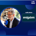 Soutenir les maires bâtisseurs - « J’ai un devoir moral de construire du logement. » À l’occasion de la conférence de rentrée du MIPIM, mardi 15 septembre à La Fondation, à Paris, Pascal Pelain a défendu une responsabilité qu’il considère indissociable de son mandat : permettre aux habitants de se loger dignement.
À Villeneuve-la-Garenne, le maire fait état de plus de 3 000 demandeurs de logement et d’un délai d’attente moyen de dix ans. Face à cette situation, il entend mobiliser le foncier disponible. Il rappelle que 1 000 logements ont été livrés lors du précédent mandat et annonce un objectif de 1 500 pour le mandat en cours.
Cette ambition suppose de convaincre les habitants. Pascal Pelain défend une densification expliquée et adaptée au territoire, accompagnée d’un dialogue sur les projets. Mais il demande également un soutien plus fort aux communes qui construisent. Accueillir de nouveaux logements implique de financer des équipements publics, puis d’assumer leur fonctionnement et les moyens humains nécessaires.
L’élu plaide aussi pour une simplification des procédures et une meilleure cohérence des normes. Son constat : les délais de réalisation des opérations restent trop longs au regard de l’urgence vécue par les ménages.
Autre enjeu majeur, la maîtrise du foncier. Dans un territoire soumis à une forte pression immobilière, Pascal Pelain souligne le rôle de la Métropole du Grand Paris, de l’établissement public foncier et de Grand Paris Aménagement. Leur accompagnement doit permettre aux collectivités de définir leurs projets et d’en conserver la maîtrise, notamment lorsqu’un site industriel se libère, avant de travailler avec les partenaires privés.
Concernant les data centers, il défend une approche attentive à leur taille et à leur implantation. Des installations plus compactes pourraient, selon lui, contribuer à équilibrer certains projets de développement économique, à condition de correspondre aux besoins et aux contraintes du territoire.
Le MIPIM, dont la prochaine édition se tiendra du 16 au 19 mars 2027 à Cannes, représente pour lui un outil concret pour avancer. « En trois jours, je fais trois mois de rendez-vous », résume-t-il. Il en attend des rencontres avec les partenaires privés, des échanges d’expériences et des idées pour répondre aux crises du logement et aux défis climatiques.
Site internet :
villeneuve92.com Soutenir les maires bâtisseurs
